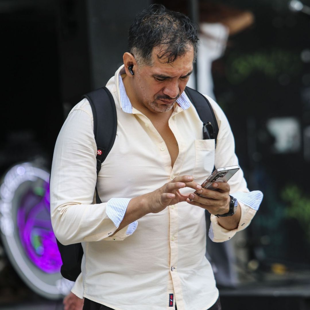 Usuario de telefonía móvil. Foto: Cuartoscuro
